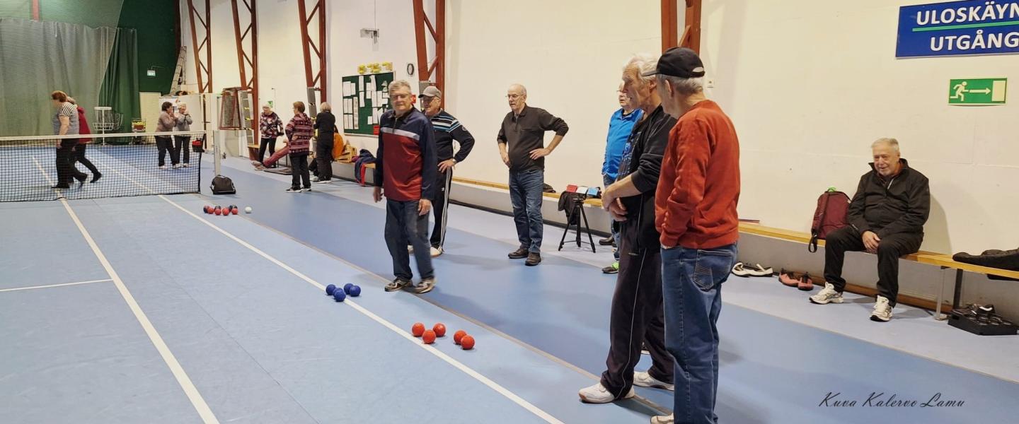 Ihmisiä pelaamassa bocciaa