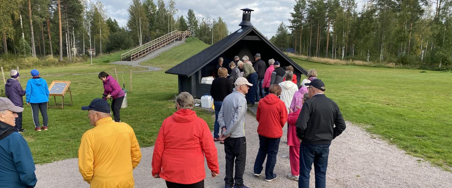 Ihmisiä laavulla