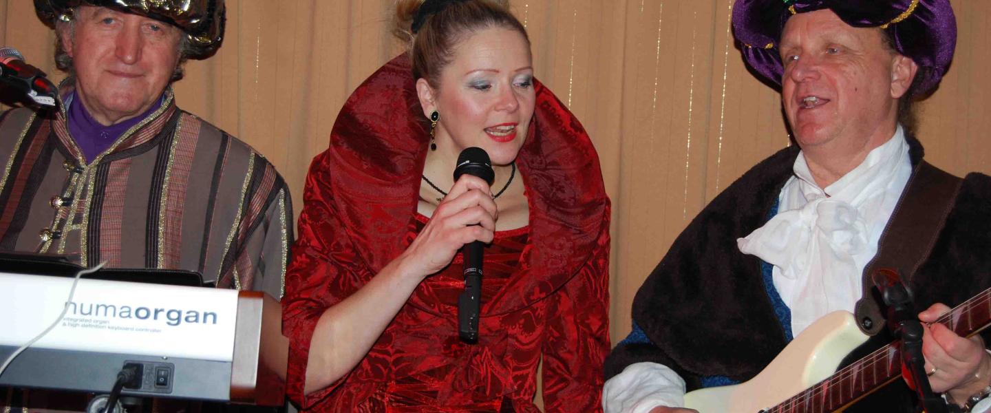 Ulla laulaa muusikoiden keskellä