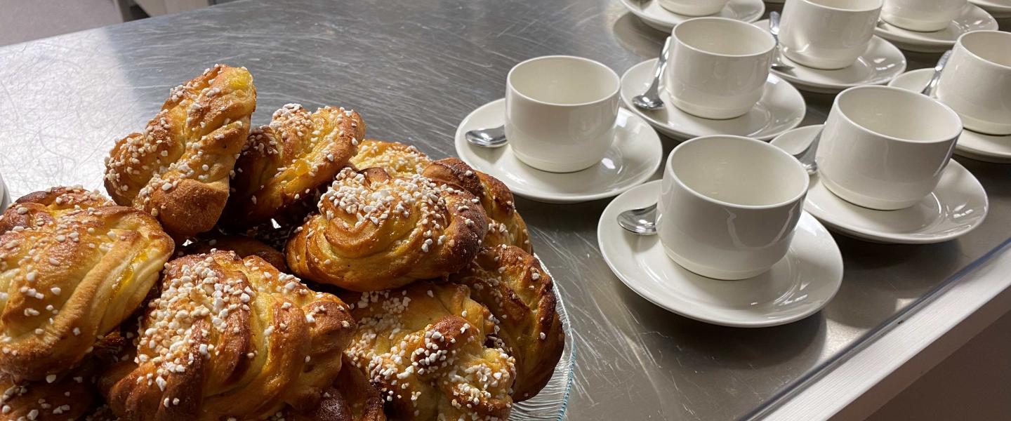 Kahvitarjoilu kupit ja pullalautanen