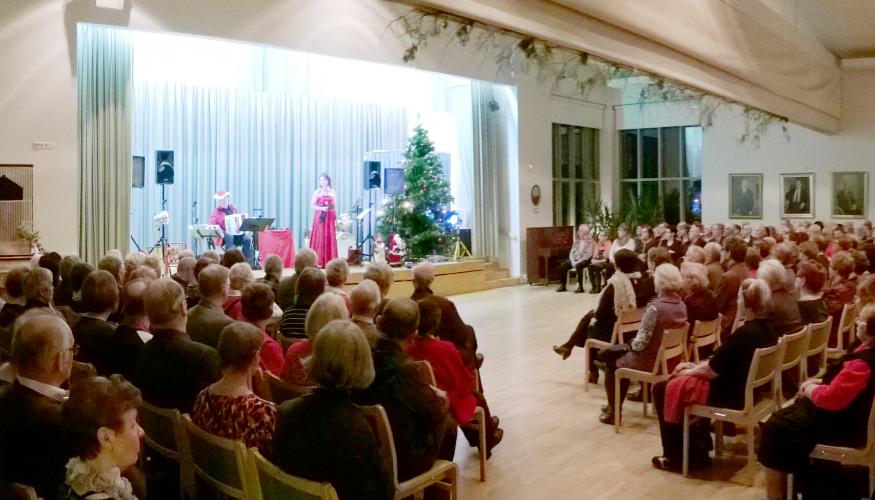Konsertti täydessä juhlasalissa