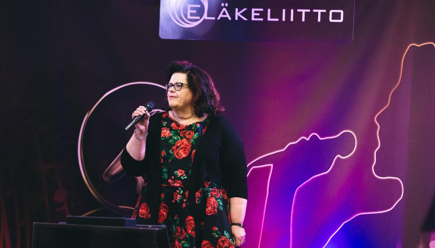 Nainen laulaa karaokea kuva: Aleksi Muraja