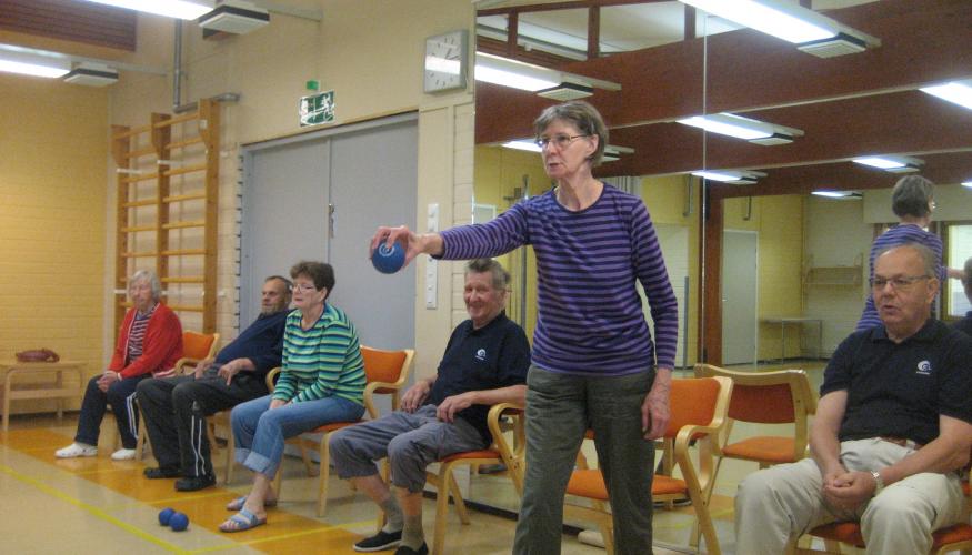 Boccia peli on tarkkaa sihtiä vaativaa.Voit heittää joko istuen tai seisten.