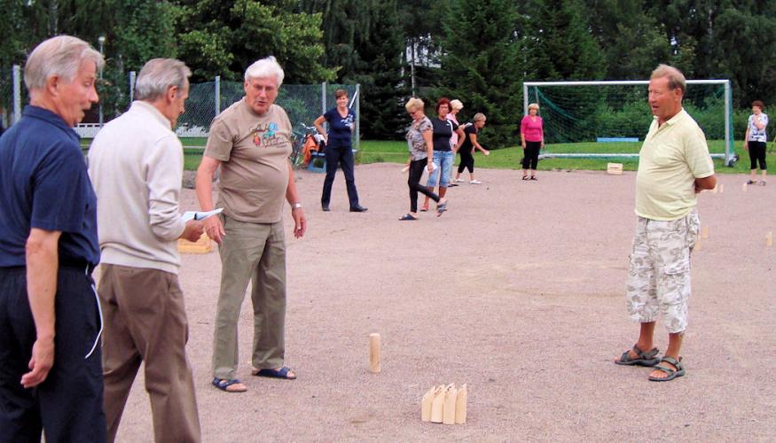 Mölkkykerho heittämässä