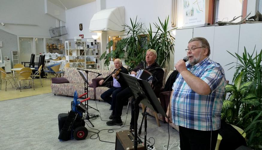 ihmisiä soittimia soittajat