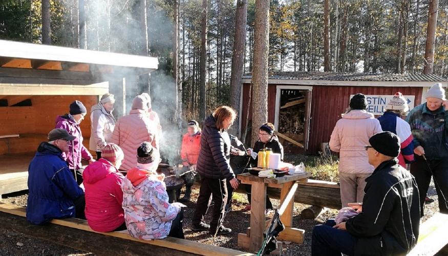 Makkaranpaistoa nuotionääressä