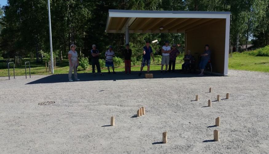 mölkyt hiekkakentällä heittäjät katoksen varjossa helteellä