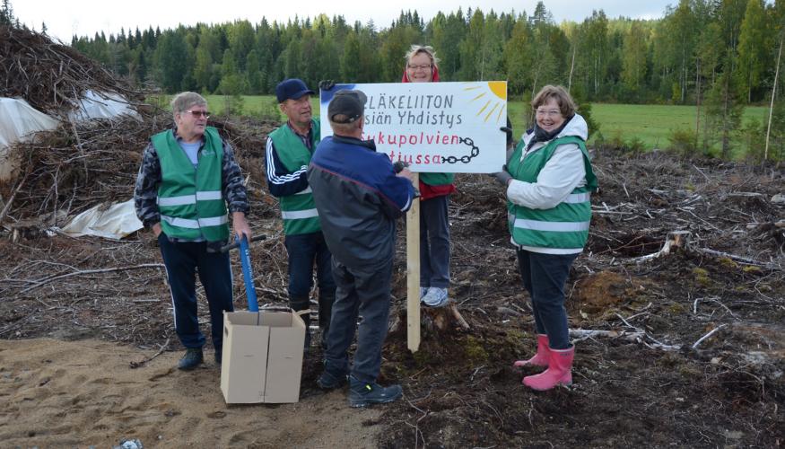 Nilsiän Eläkeliittolaiset istutti metsää