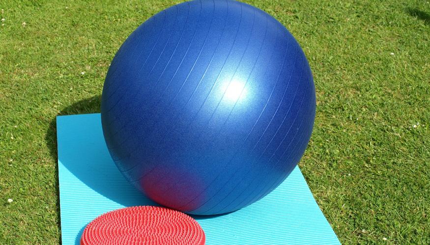 Jättipallo ja frisbee jumppamatolla
