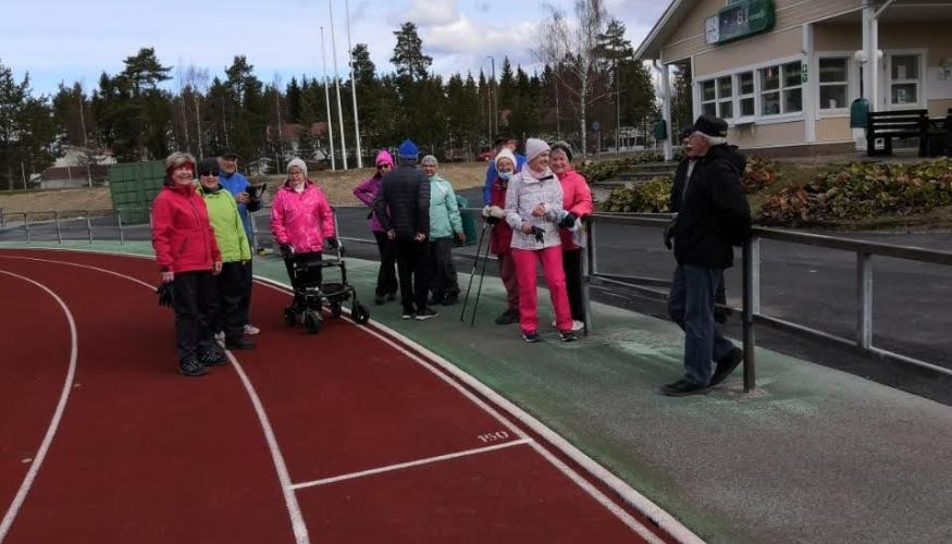 Kävelijöitä Ankkurikentällä Alajärvellä