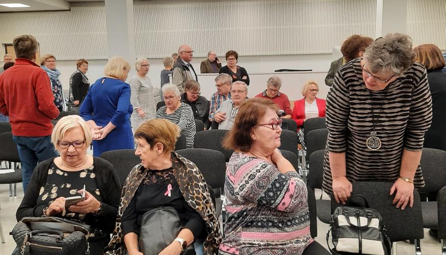 ihmisiä kokouksessa