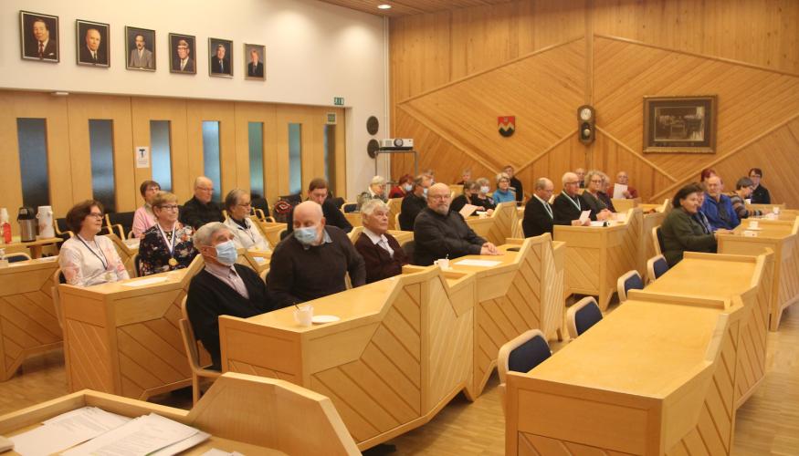 Kuva syyskokoukseen osallistujista Jokioisten valtuustosalissa 10.11.-21