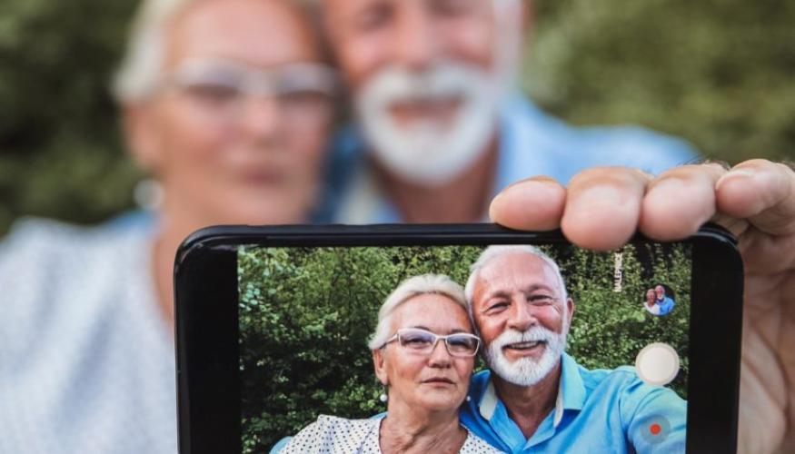 Pariskunta ottamassa selfietä