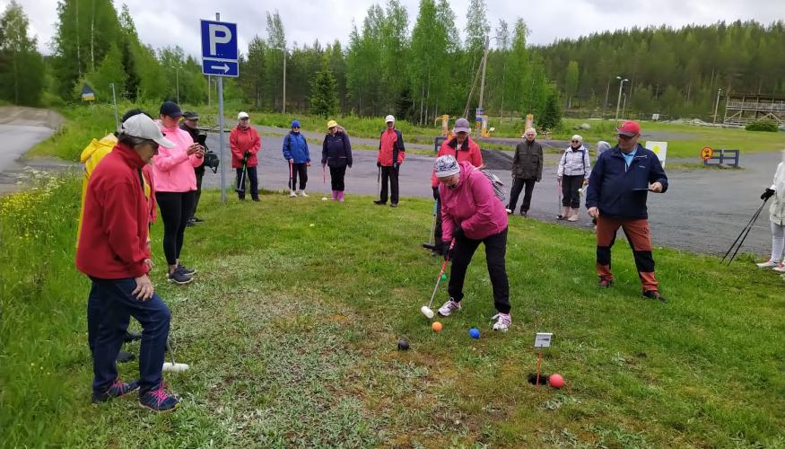 Henkilöitä Krolf-peliä opettelemassa