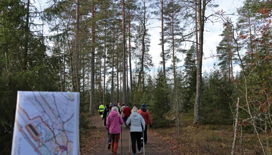 MaastoretkiKarttaaSeuraten
